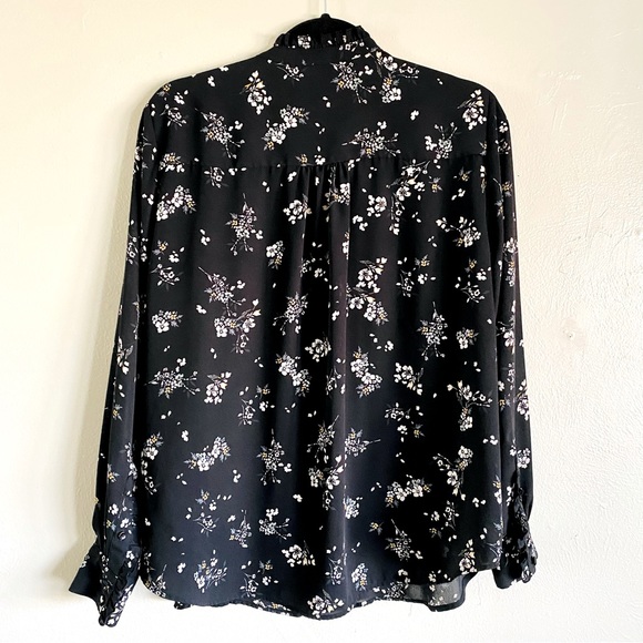 Delicate Floral Pattern Button-up Top - Picture 3 of 12